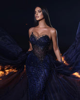 Hermoso vestido de fiesta largo de sirena con encaje, sin mangas y cola desmontable